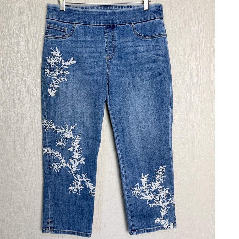 Chicos Floral Embroidered Capri Jeans Blue Medium Wash Pull On Stretch Size 0 4